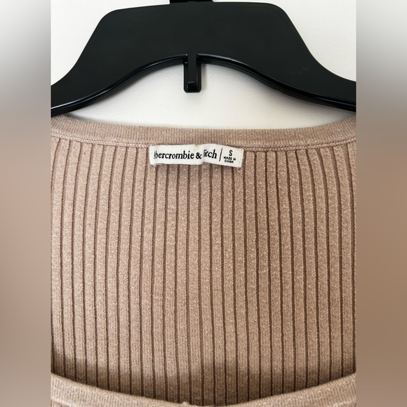 Women’s Abercrombie and fitch cropped ribbed sweater (mock buttons) - Picture 3 of 3